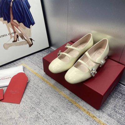 出厂价 顶级版本 Rv Tres Mini Babies双钻玛丽珍 富家千金的梦中情鞋无疑 上脚就贵里贵气的好吸睛两个高度可供选择，搭扣有松紧不挑脚 精致女孩们