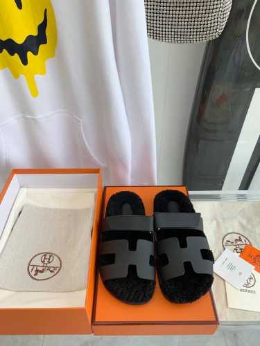 出厂价 Herm*S Fw22 New Arrival～ H家二舅拖鞋，鞋底加羊毛，设计上做了点加法，感觉非常迎合时下的时髦方式 鞋面牛皮，踩着毛毛，脚感超爽，