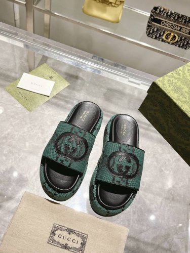 Pp2102024新系列古奇gucci高版本最新限量厚底拖鞋 。顶级品质发售 购入正品开发 . 材质.工艺与原版一致 鞋面：原版gg工艺 内里：混种羊皮 大底：