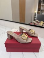 出厂价： VALENTINO华伦天奴 最火爆新品粗跟6.0V扣拖鞋最新logo饰扣 简单百搭款简直是夏天时髦巅峰原版复刻鞋面：漆皮，亚皮大底：意大利真皮大底跟高