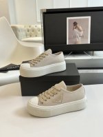 Prada 24 普拉达春夏最新三角标 休闲 运动鞋 原版购入开发 做货 这款休闲鞋时尚简洁，展现出极简风格和运动个性的充分融合。 搭配经典的棉质鞋带和轻便的橡