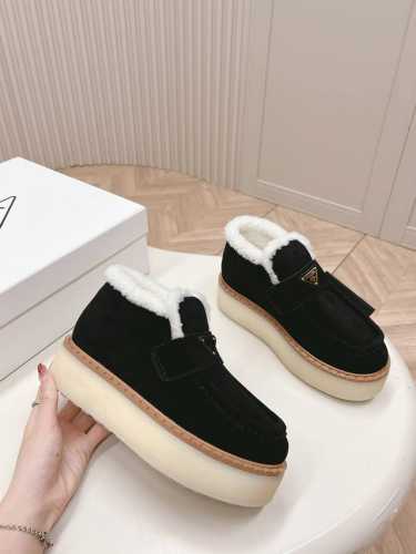 出 市面最高版本 Prada 普拉达24秋冬新款△三角标羊毛高帮鞋，厚底靴 雪地靴 双色擦色牛绒真羊羔毛 真皮沿条 双色tpu大底 材质细节可对比原版，市面普通