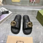6066 黑 35-41 20世纪60年代的标志性设计，船锚链的设计灵感源自繁华璀璨的游艇世界。这款拖鞋采用柔韧皮革匠心打造，考究细节流露优雅韵致。 黑色皮革