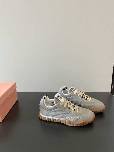 ：330 miumiu 最新早春欧美复古时尚德训休闲运动鞋 原版顶级复刻 专柜同步发售 面料采用特供进口牛反绒 尼龙羽拼接 整双鞋就是非常显质感 内里垫脚牛皮