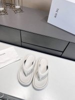 新款The Row厚底人字拖鞋，第一眼看到这个鞋子给人感觉很简单不起眼，其实上脚很好看，主要也好穿，整个鞋子非常柔软不磨脚。面料:进口小羊皮内里:垫脚脚床全羊皮