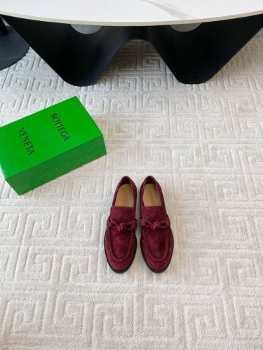 出厂 Bottega Venet*女士astaire乐福鞋 原版一比一做法 一致五金 当今流行的又一趋势 天花板啦3色百搭 精致平底 包裹面料 同色跟皮 用心设