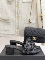 厂价 CHANE*｜小香25C春夏新品绣花球平底粗跟拖鞋颜值太美了！直击天灵盖的美！舒适且显高贵气质上脚我是真的爱了！面料采用原版定制材质内里垫脚均为羊皮意大利