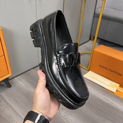 Lv新款休闲商务皮鞋官网原版1:1开模，原单品质做工精细，高端奢华，鞋面采用进口头层牛皮，全牛皮内里，橡胶耐磨防滑大底，穿着透气舒适，高品味男士首选，独家新款，