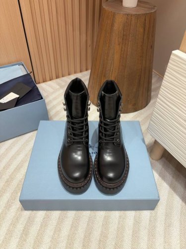 24Ss新款prad*三角标双沿条锯齿厚底系带短靴 这款皮革短靴融入再生尼龙细节，风格百搭，橡胶鞋底坚实而轻盈，彰显运动风尚与实用性。惯用于精美鞋履的复古皮革经