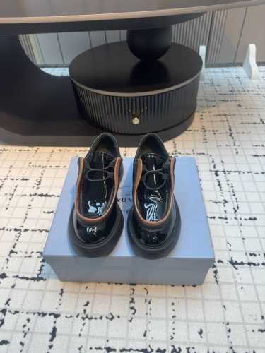 Prada 普拉达2024 新款皮鞋厚底乐福鞋 走秀火爆款 穿上增高帅气 皮面十分高级 简约清爽的表现足以表达对鞋子的个个细节的把控 面料：进口开边珠牛皮 牛皮