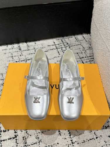 Louis Vuitton 25 Swing最新 圆头搭扣 平跟 玛丽珍鞋 简约精致，高级感满满，尽显优雅气质～ 上脚超好看，拉满了夏日美鞋绝绝子啊 鞋面：进口