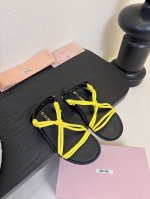 Miu Miu 25Ss简约绳结凉鞋 别看简单 工艺每个都很复杂 非常留行的美拉德配色平底鞋，电绣工艺设计、独特风格，简约又时髦 配上脚绳可谓时尚感拉满！ 材质