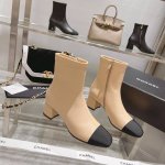 Chanel 香奈儿小香万年经典拼接粗跟短靴。诠释优雅小香风超级有质感的款式，低调而不简单，气质并且贵气，特别鞋跟处小小的双clogo点缀，和鞋头简单的不同材质