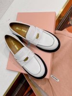 代购级别独家首发Miumiu缪缪2025新款英伦风系带乐福鞋Miumiu秀场适当“邋遢”擦色工艺独一无二的工艺来自Miu Miu系列的细节特写 Newbalan