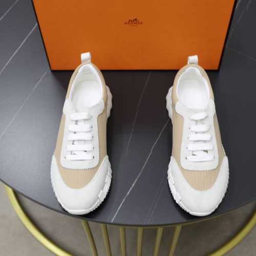 出厂价： 原单品质情侣 Hermes 顶级版本# 爱马仕h家经典情侣款 休闲运动鞋 情侣款休闲之履运动老爹鞋结合高科技帆布与麂皮山羊皮，在橡胶鞋底上饰以夸张“H