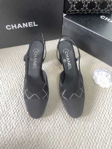 25Fw新款Chanel小香烫钻后空 Sling-back凉鞋平底 粗跟Sling-back于1957年问世，之后two-tone设计成为chane*经典之作最