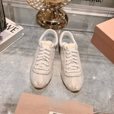 出厂 Miumiu 缪缪24秋冬新款 脏脏小白鞋 上脚特别舒适 透气 简单复古时尚 进口细腻牛皮材质 羊皮内里 橡胶大底 软软的 各位姐妹赶紧入手 整个上脚特别