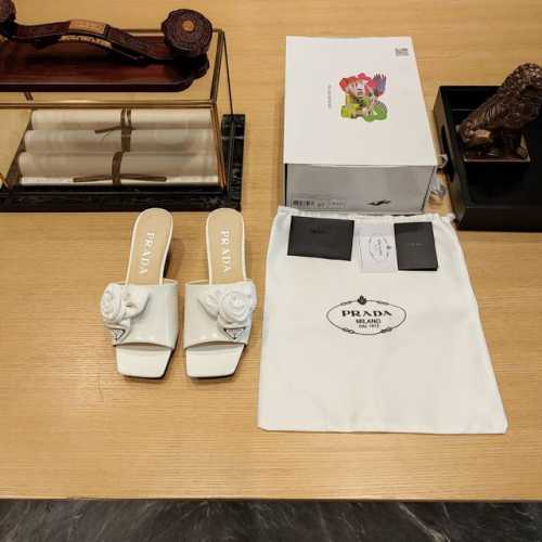 奶茶风系列 顶级包装配套最高版本 PRADA 2024普拉达春季 最新小低跟玫瑰花饰方头凉鞋。玫瑰花矮跟方头凉 春夏新品， 顶级版本 实力来袭！“原版超软牛漆皮