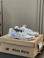 顶级品质 Miu X Newbalence 24秋冬阿甘鞋 秋冬是纯皮材质的，复古时髦的基调不变， 天然皮革裁切，但整体气质看去就很贵 情侣siez 35-45