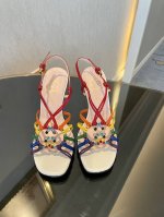 出厂价 、Gucci 22新款水晶缀饰凉鞋 G家这款 “Isa” 凉鞋以袢带构成精致笼形，令双足显得更为精致。镶水晶的金色双 “G” 交扣饰牌点缀鞋面，巧妙道出