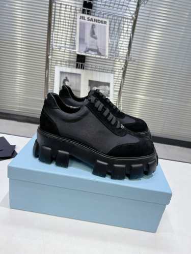 冲量价: 男+10 Prada Fw24 New Arrival ~ 24秋冬厚底乐福鞋新品 经典的鞋型，鞋面拼接细节质感满满 简约百搭又不乏辨识度 经典耐看好