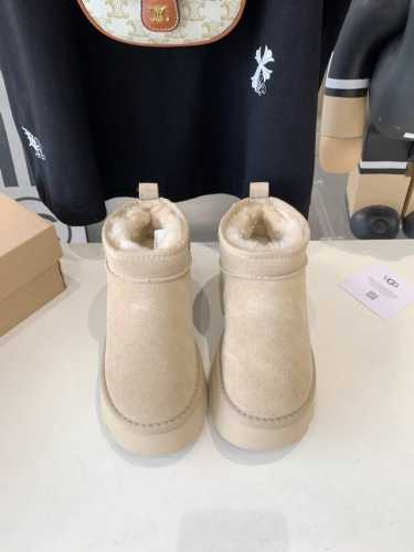 出厂价 Ugg冬季新款女士 舒适时尚厚底人鱼坡跟款短靴休闲雪地靴周冬雨明星同款 Ugg秋冬罗格鞋坡跟雪地靴一脚蹬 特秀气显高显瘦显腿长 给秋日叠穿增添小心机 巨