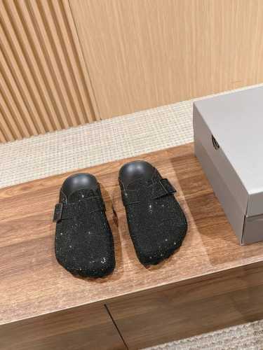 巴黎世家情侣五指博肯拖鞋 潮人早春必须拥有的单品，主打产品通过勃肯鞋改良，沉浸式的将脚掌印记 大胆的设计融入到设计当中，把个性潮流魅力带向社会美学新高度 穿一双