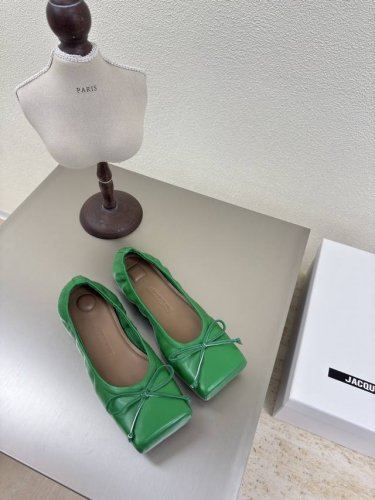 Jacquemus25ss方头蝴蝶结单鞋草绿色 个性突出 鲜明格调 面料 小牛皮内里 小羊皮大底 意大利真皮大底码数 35 36 37 38 39 40 41