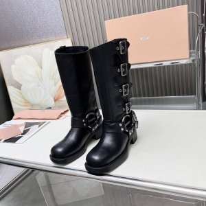 官网同步miumiu缪缪 高版本原版定制fw24 西部 美拉德风 复古 机车 马丁靴 系带 做旧 骑士靴 短靴 长靴 这款简约的皮革短靴设计精致，结合鞋面孔眼设