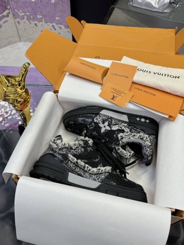 出厂价 面包鞋 又加新颜色啦 4 路易威登走秀滑板鞋爆款， Louis Vuitton Trainer无疑是奢侈品牌推出的最成功的sneaker之一，不过探索的
