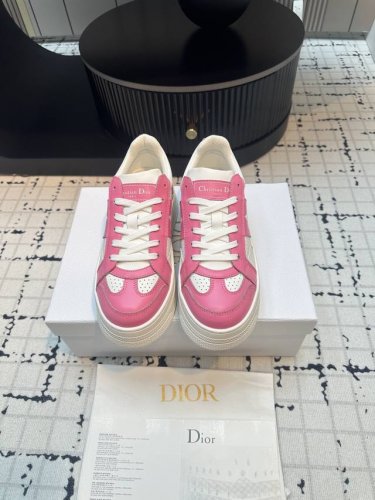 Dior迪奥 24春夏松糕厚底休闲运动鞋小白鞋 采用绿色和白色光滑牛皮革精心制作，侧面饰以白色五角星 印花标志，鞋舌、鞋底和后侧饰以各种特色细节提升格调，而孔眼