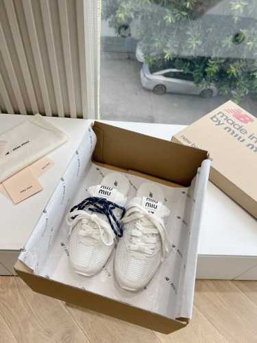 G027代购级别独家首发miumiu缪缪 春夏新款英伦风系带乐福鞋miumiu秀场适当独一无二的擦色工艺工艺来自miu Miu系列的细节特写 新季的潮流要素一
