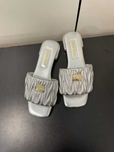 Miumiu缪缪24Ss春夏新款平底小羊皮凉鞋拖鞋 Zp开发 原版拆卸 对版电绣手抓纹羊皮 秒杀市面普通版本，Miumiu真的太少女啦！小羊皮超级软糯 舒适度超