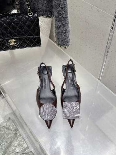 代购级 Jacquemus 25Ss春夏新款尖头鸳鸯扣小猫跟后空凉鞋 几何图形设计 圆扣 方扣 新颖时尚大方，性感不失优雅，很显脚部线条，附有骨感美的视觉效果，