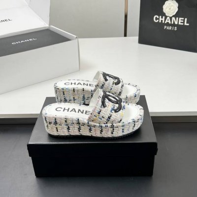 工厂价 实物拍摄太美啦Chanel新款呢子厚底拖鞋坡跟防水台凉拖鞋真的太美啦吧！香奈儿属于夏天的颜色仙女必备爆款太喜欢这双鞋了Chanel25P松糕布面刺绣坡跟