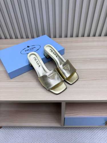 330Prada 普拉达 25Ss 粗跟凉拖鞋 今年流行的方头一字系列，懒人必备拖鞋上脚是如此的好看 让整双鞋轻便舒适鲜艳色彩满足不同风格时髦人士的多种选择 —