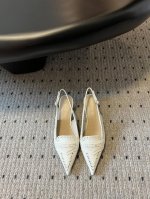 顶级版本 Dior 迪奥25 新款尖头镂空后空高跟凉鞋这款 Dior Boy 露跟高跟鞋以高雅风格重新演绎经典设计。黑色牛皮革鞋面展示镂空细节，饰以金色调Chr