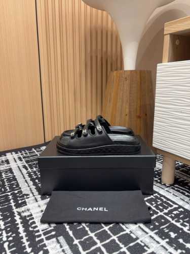 24Ss新款chanel小香三带魔术贴凉鞋沙滩凉拖鞋混搭风格的单品继续彰显品牌的设计理念 这双凉鞋从体育界汲取丰富灵感，采用厚底和魔术粘带设计，彰显别具一格的个