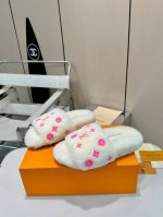 魅力女性，从足下开启奢华之旅。Lv 路易威登 女士羊毛拖鞋，为您精心打造。 经典的滴胶四叶草logo，彰显品牌的独特魅力与非凡格调。澳大利亚优质羊毛，给予您极致