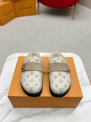 女款 男款 L’V Cosy Comfort平底毛拖采用绒面牛皮革包裹舒软羊毛皮革内衬，以韧性鞋垫和轻盈微型外底升级舒适体验。装饰彰显考究质感，恰似经典Twis