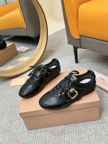 工厂P批P Miu Miu 25Ss 缪缪春夏新款 方圆头 乐福鞋乐福鞋搭配制服，风行美国校园。学生为抗议校内着制服的规定，便将一枚硬币嵌入鞋身皮革饰带的凹槽，
