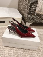 Celine 新款凯旋门尖头猫跟凉鞋 高级优雅上脚显瘦得来，超有气质～ 5Cm的小猫跟轻松无压力还一点都不挑人 鞋面：开边珠牛皮 缎面 内里：羊皮 大底：原版进