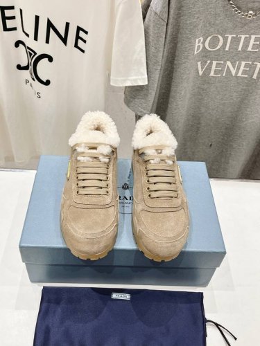 高版本出厂 毛里 Prada*普拉达2024Ss秋冬新款毛里运动鞋休闲鞋闪亮登场 时尚大方的设计呈现经典轮廓。不管面对任何场所 主场只属于你！ 面料：原版进口牛