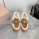 出厂价 Miumiu 毛鞋 Miumiu缪缪 最新款 平底毛毛豆豆鞋 走秀新款复古时尚 简约高级 随意搭配 上脚非常舒适，超级重工 鞋面原版牛反绒 内里羊毛 原