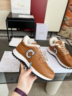 2024迪家新款花色上新这款 C'Est Dior 运动鞋设计醒目时尚 采用黑色牛皮革等材质精心制作，鞋面两侧分别展示饰以 Christian Dior Par