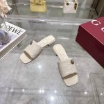 6026-2 白 35-42 这款个性十足的鞋履以优质Gg羊皮革匠心打造，集品牌典藏设计与现代优雅格调于一体。这款凉鞋缀饰标志性双G配件，尽显经典魅力与品牌格调