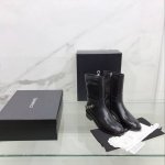 Chanel 小香秋冬新款链条短靴 采用进口牛皮面料，羊皮内里，意大利进口真皮大底！跟高3Cm，上脚巨显腿直，简直就是一款神仙靴子，真的帅爆了 码数：35～39