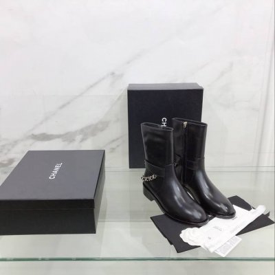 Chanel 小香秋冬新款链条短靴 采用进口牛皮面料，羊皮内里，意大利进口真皮大底！跟高3Cm，上脚巨显腿直，简直就是一款神仙靴子，真的帅爆了 码数：35～39