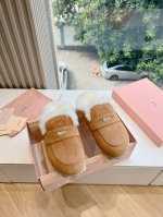 压印logog024现货供应miumiu*缪缪厚底 年新款英伦风包头毛拖 怎么穿都好看今夏时髦精最爱 看起来不怎么舒服 上脚超级舒服 面料：磨砂鹿皮 内里：牛皮