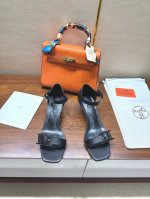 hermes 爱马仕 经典h高跟凉鞋系列时尚经典又百搭 超级舒服 历时半年拆卸原版开发 匠心精神 每个细节都做到极致 设计简约流畅 打造时尚经典柔美造型 材质:
